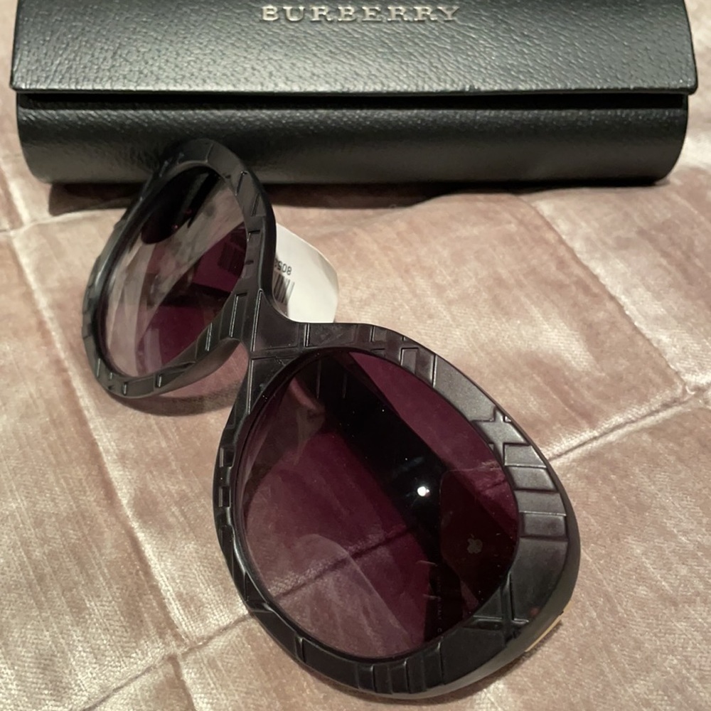 BURBERRY Plaid Signature Design Sunglasses NWOTS - Picture 14 of 16